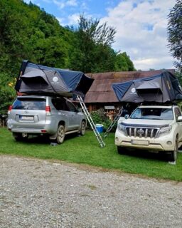 🚙🇷🇴 Dva Land Cruisery, dvě rodiny a jedna cesta. 

📸 díky za fotky zákazníkům, co mají skvělý vkus na auta👍🏻

#LandCruiserLife #AdventureReady #OverlandCrew #TripOfLegends #RooftoptentsMarmotte