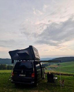 🚐✨ Cesta, co se zapíše do paměti! ✨🚐

Multivan T5 našeho zákazníka s autostanem si střihl roadtrip 2120 km dlouhý a za 12 dní zvládl víc, než většina lidí za celý rok! 🌍🔥

📍 Start: Praha
➡️ Rakousko – Itálie – Slovinsko
🎯 Cíl: zpět domů, ale s kufrem plným zážitků

🏔 Nejvyšší nocleh? Horní Taury – 1820 m n. m. 🌌

🌙 Místa, kde padla hlava do polštáře:
🇦🇹 Rakousko:
- u města Laakirchen
- nedaleko vesnice Tweng
- Europarcs Wörthersee
- poblíž vesnice Puchfeld

🇸🇮 Slovinsko:

- Kemp Lazar v kouzelném údolí Soča 🌊
- Kemp Fiesa u Piranu – moře, slunce a vůně Středomoří 🌅

📸 Ať už jde o horské serpenty, alpské výhledy nebo západy slunce nad Jadranem – tohle dobrodružství ukazuje, že autostan není jen vybavení, ale styl života.

👉 Kdo by hned teď sbalil věci a vyrazil taky? 🙌

#Roadtrip #Vanlife #Autostan #Rakousko #Slovinsko #Itálie #StanyNaAuta #CestováníBezHranic